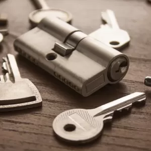 Door,Lock,With,Keys,On,Wooden,Surface
